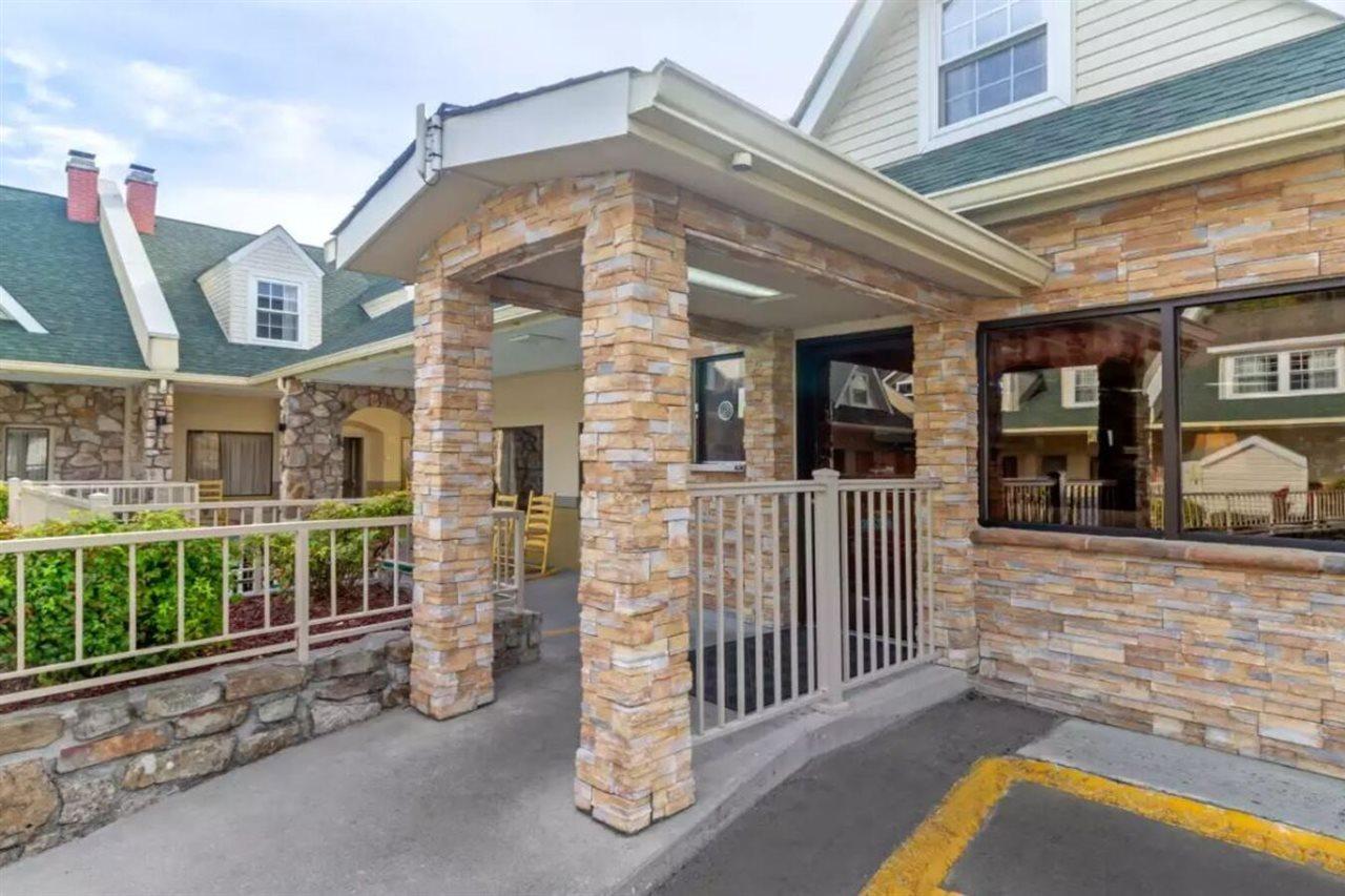 Econo Lodge Inn & Suites Gatlinburg At The Convention Center Kültér fotó