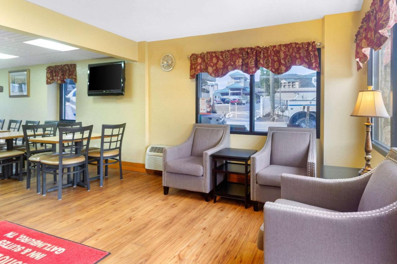 Econo Lodge Inn & Suites Gatlinburg At The Convention Center Kültér fotó